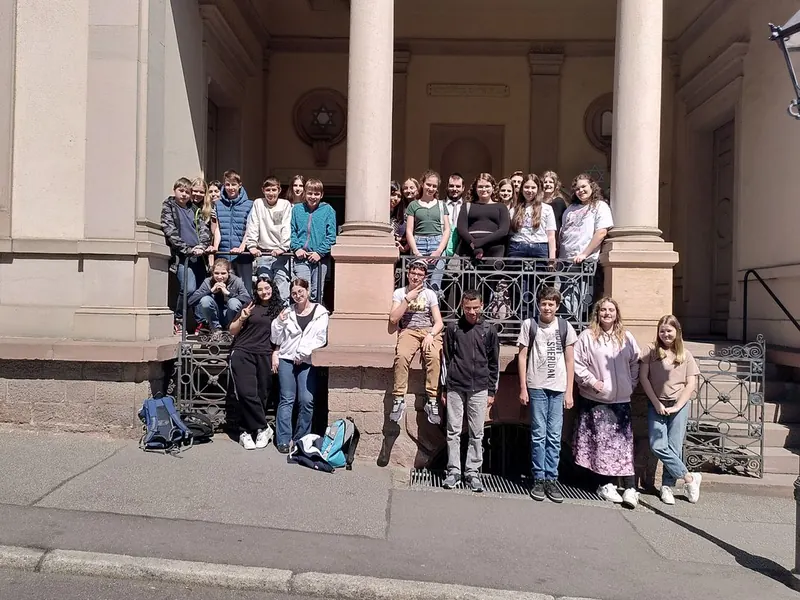 A student group on the steps of a synagogue