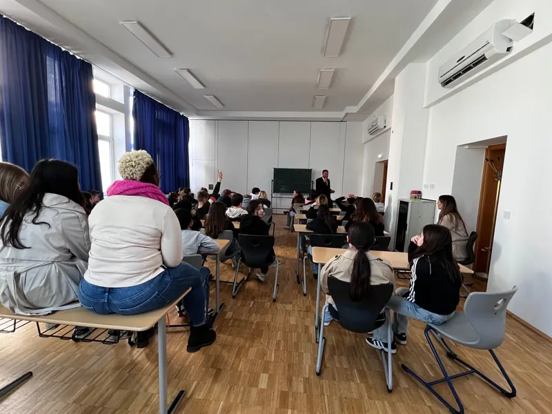 A school group meeting an Ambassador