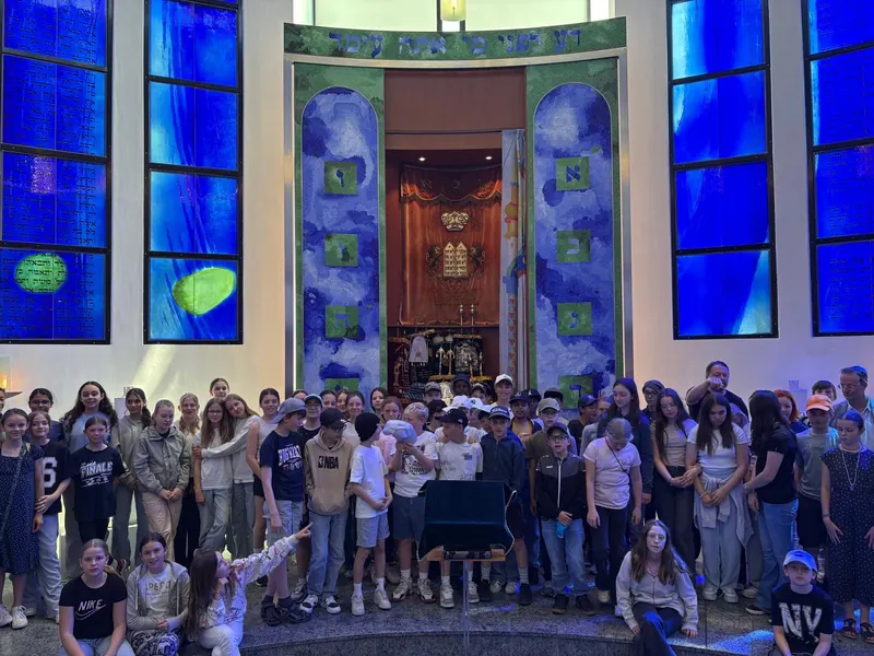 A large student group visiting a synagogue